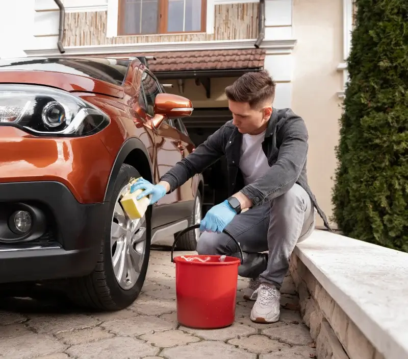 Lavage auto à domicile Hautot-sur-Mer : professionnel intervenant sur un véhicule